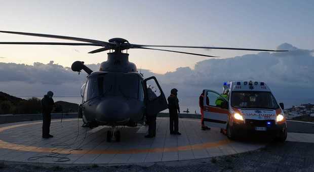 Ponza, donna rischia di morire per carenze respiratorie: elicottero dell'Aeronautica la porta all'ospedale di Latina