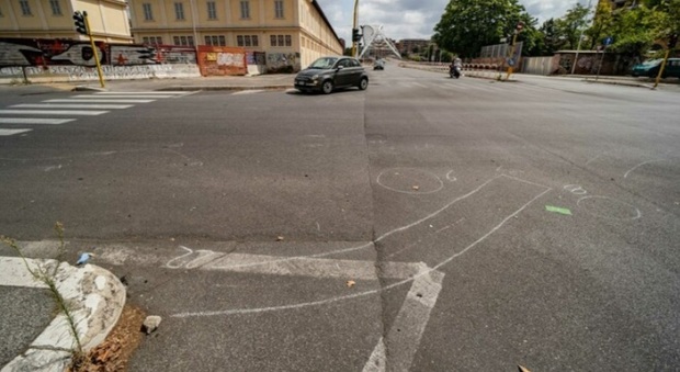 Roma, auto si schianta contro uno scooter e fugge: muore ragazzo di 26 anni. Rintracciato il presunto pirata