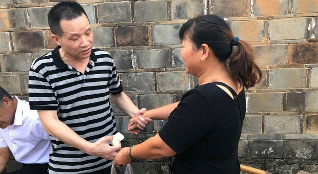 Cina, innocente scarcerato dopo 27 anni in prigione: riabbraccia l'ex moglie (che si è risposata)