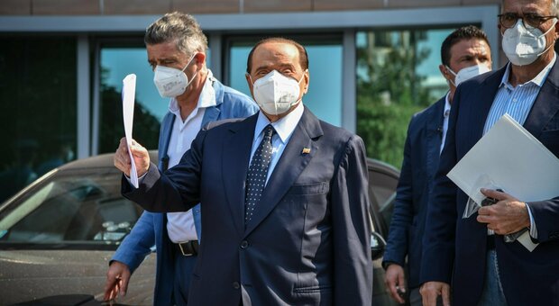 Silvio Berlusconi dimesso dal San Raffaele: era ricoverato per accertamenti post Covid