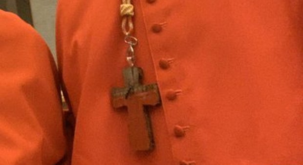 In legno e non d'oro, ma la croce del cardinale dei migranti è griffatissima