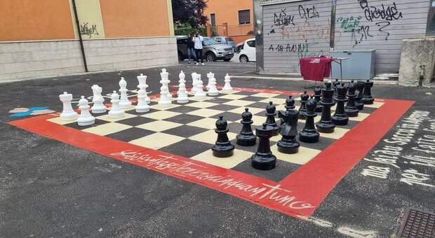 Ladri di scacchi nella piazzetta diventata famosa in tutta Europa