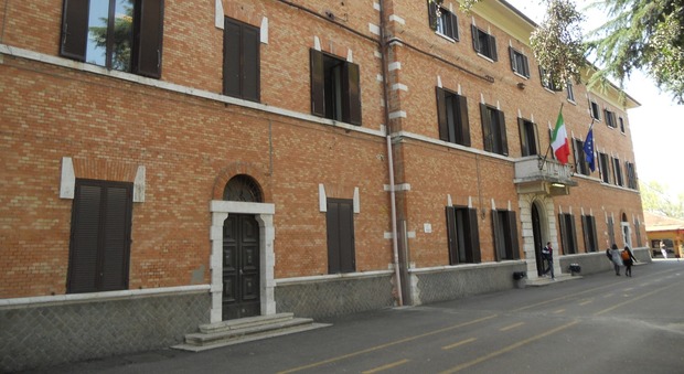 Roma, i compagni gli rubano le chiavi in classe e svaligiano casa: la refurtiva rivenduta fuori scuola