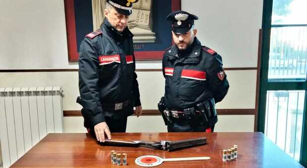 Minaccia di suicidarsi con il fucile a canne mozze abusivo: salvato dai carabinieri