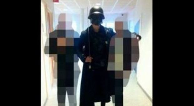Svezia, con la spada a scuola: giovane simpatizzante nazista uccide un prof e uno studente. Il selfie "da Star Wars"