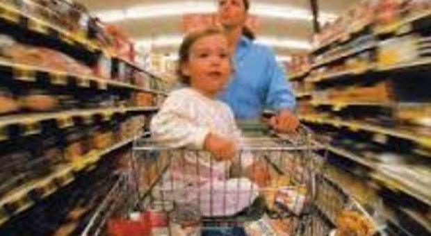 Bimbi sul carrello al supermercato: allarme cadute tra gli scaffali