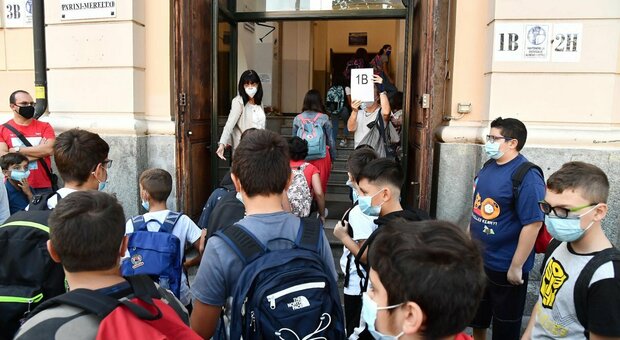 La Puglia chiude tutte le scuole. Emiliano: «Aumento contagi è coinciso con ritorno in classe»