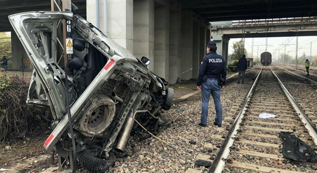 Parma, due ragazzi disabili morti nel pulmino travolto da due treni: l'incredibile dinamica dell'incidente