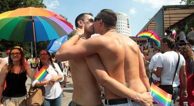 Gay Bacia Il Compagno Sul Lungomare Di Rimini Uomo Rasato Si Avvicina E Lo Prende A Pugni