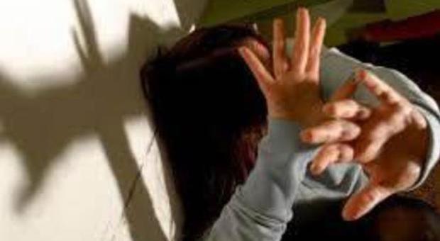 Ragazza di 17 anni trovata svenuta in strada: si ipotizza violenza sessuale