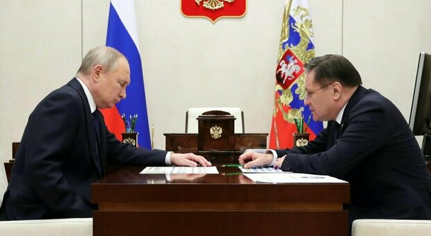 Caos al Cremlino, Putin «circondato dai medici». Lo Zar curato anche durante le riunioni: le rivelazioni dello 007 inglese