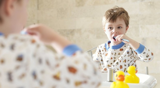 Mal di denti per un bimbo su due, genitori distratti su igiene pre-nanna