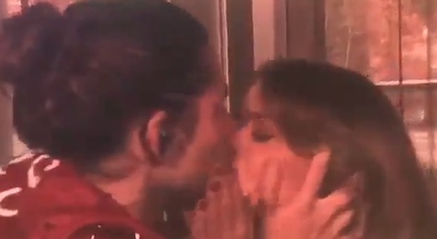 Luca Onestini e Ivana Mrazova, scatta il primo bacio in diretta tv (frame Mediaset)
