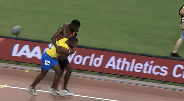 Mondiali di Atletica, nei 5000 metri l’atleta della Guinea sorregge l’atleta di Aruba e insieme tagliano il traguardo
