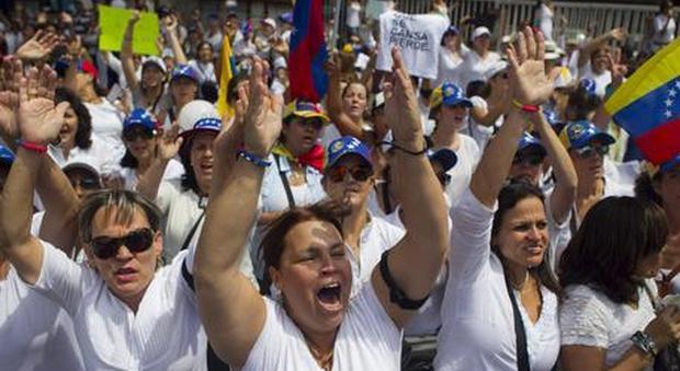 Venezuela, Guaidò e Usa chiudono i rubinetti a Maduro