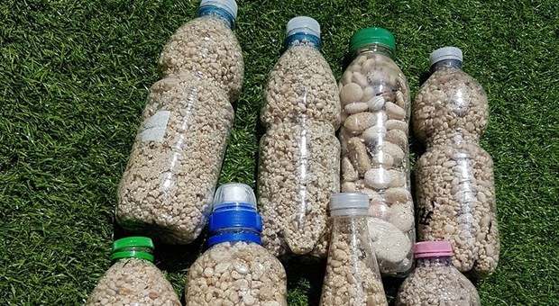 Turisti spagnoli rubano ciottoli di Cala Mariolu in Sardegna: sorpresi con 8 bottiglie piene di sabbia