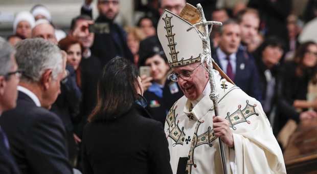 Papa Francesco saluta la Raggi a San Giovanni, nell'omelia nessun cenno al degrado di Roma