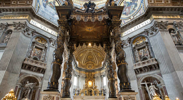 Papa Francesco, la rivoluzione pop del pontefice: a San Pietro un prete semplice dirà messa sull'altare papale