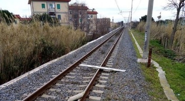 Blocchi di cemento sui binari del treno davanti al campo rom: ritardi sulla Roma - Avezzano