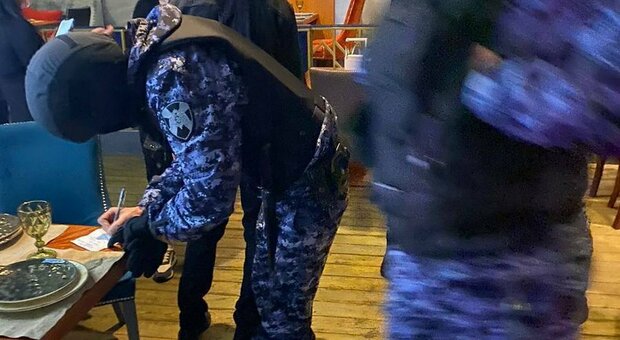 Criticano Putin durante una cena in un locale famoso e vengono arrestati: una coppia di russi rischia 5 anni di carcere