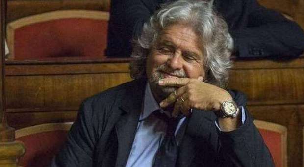 Grillo show al parlamento Ue presenta referendum anti-euro: «Germania più mafiosa dell'Italia»
