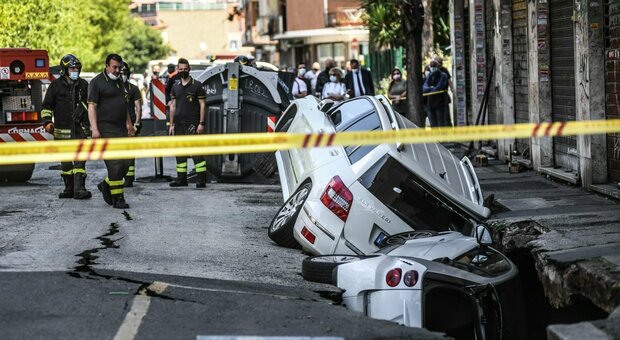 Roma, due auto sprofondano nell'asfalto: voragine a Torpignattara