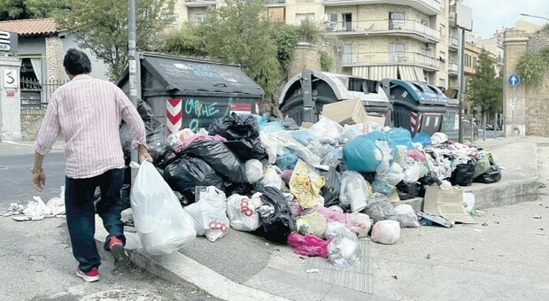 Emergenza rifiuti a Roma, andranno a Viterbo e Ostia: «Poi camion ad Albano»