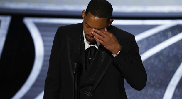 Will Smith piange durante il suo discorso dopo l'Oscar e il pugno a Chris Rock: «L'amore mi fa fare cose folli»
