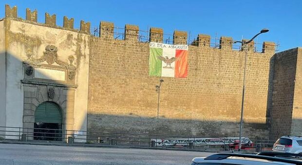 Bandiera della Repubblica sociale italiana esposta sulle mura, indaga la Digos