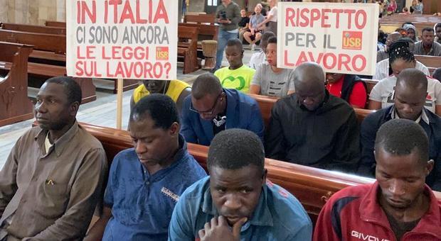 Migranti, i braccianti stranieri occupano la Basilica di San Nicola a Bari: «Siamo sfruttati»