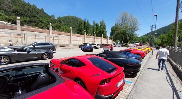 Ferrari, Lamborghini, Aston Martin: alla Cascata delle Marmore arrivano i "Superturisti"