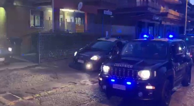 Napoli, notte di paura: padre e figlio accoltellati in strada per rapina. Il bottino? Un tablet