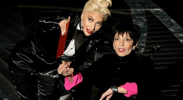 Liza Minnelli agli Oscar in sedia a rotelle accompagnata da Lady Gaga: la malattia e il calvario senza fine