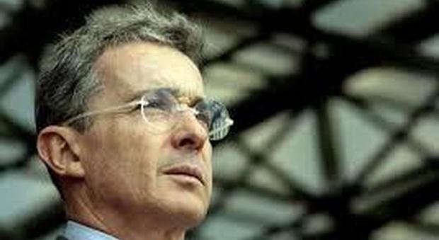 Colombia, il 'falco' Uribe in Vaticano mette in guardia il Papa sul processo di pace con le Farc, "sta facendo lievitare il narcotraffico"
