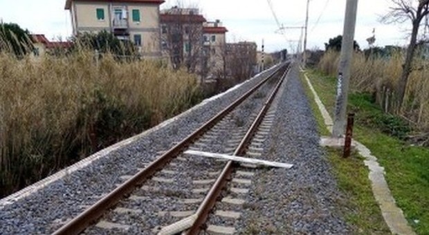 Roma, blocchi di marmo sui binari davanti al campo rom di Salone: treno li colpisce e rischia di deragliare