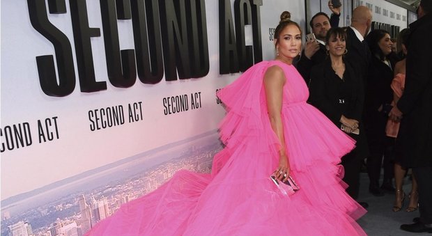 Jennifer Lopez come una nuvola rosa sul red carpet, stupisce tutti con lo strascico chilometrico