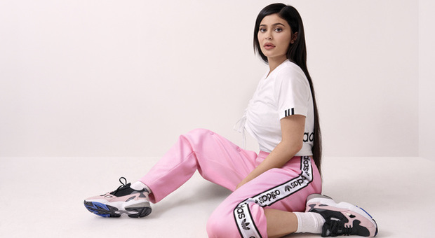 Kylie Jenner lancia la sua prima collezione sportswear in collaborazione  con Adidas