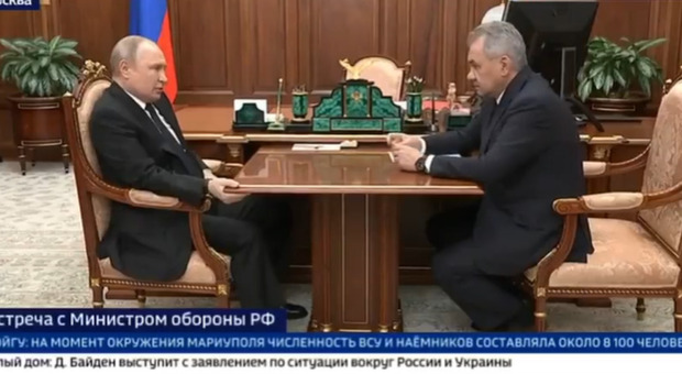 Putin e Shoigu, il video che annuncia la presa di Maripol è «un montaggio»? Sospetti da Kiev: ecco perché