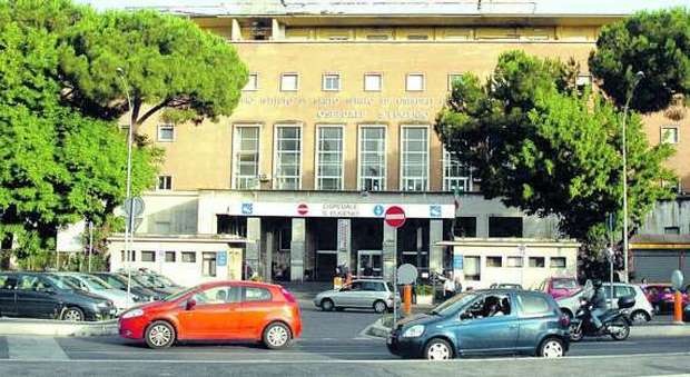 Roma, chirurgia plastica spacciata per tumore al seno: indagati 15 medici
