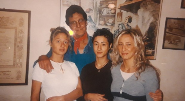 Le sorelle Mancini con il papà Sergio negli anni '90