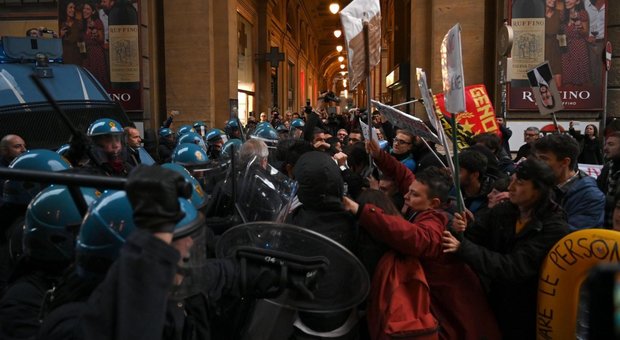 Firenze, proteste contro il comizio di Salvini: cariche della polizia