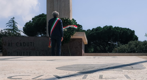 Il sindaco di Latina, Damiano Coletta, al monumento ai caduti