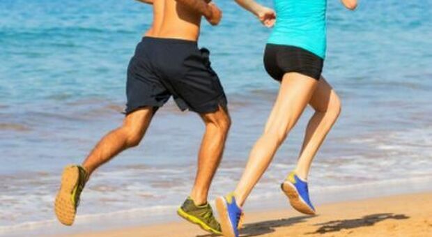 Beach running, correre sulla spiaggia fa bene al fisico e alla psiche