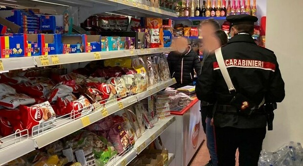 Blitz dei carabinieri nei negozi etnici, lavoratori in nero e cibo scaduto e mal conservato: denunce e sequestri