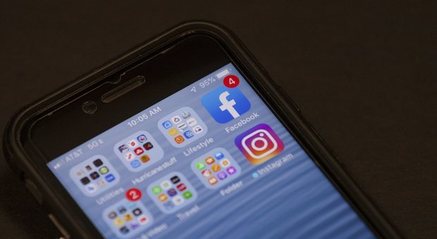 Facebook utilizza la fotocamera dell'iPhone all'insaputa degli utenti