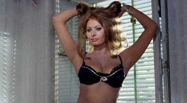 Sophia Loren nella scena di "Ieri, oggi e domani"
