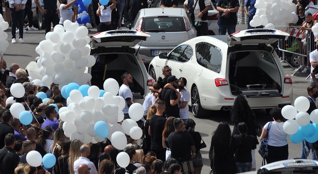 Ardea, i funerali di David e Daniel: palloncini biancocelesti per i fratellini uccisi