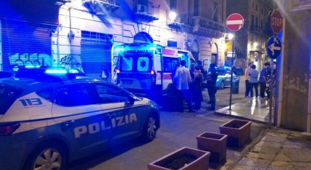Coppia gay aggredita a Palermo da una baby gang: prima gli insulti poi le botte, un ferito