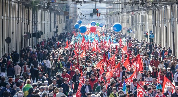 Torino, tensioni al corteo del primo maggio: otto agenti contusi