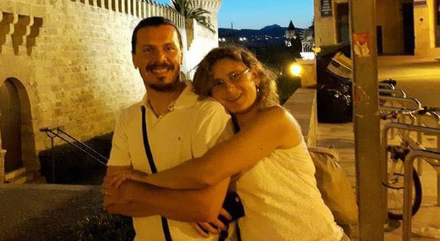 Cristiana Amadio con il marito Antonio Tommarelli. Mamma di 5 figli muore per un male: Cristiana aveva 48 anni